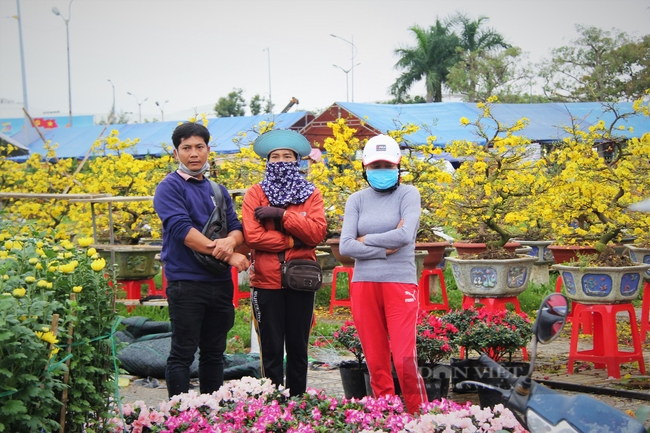 Mưa kéo dài, tiểu thương chợ hoa Tết lớn nhất Đà Nẵng khó càng thêm khó - Ảnh 1.