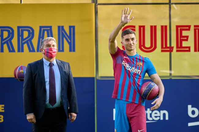 Vừa ra mắt Barcelona, &quot;bom tấn&quot; Ferran Torres đã &quot;gặp hạn&quot; - Ảnh 1.