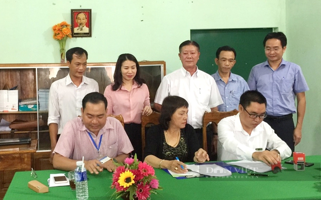 Bà Trần Thị Yến (ngồi giữa) tại lễ ký kết bao tiêu sản phẩm với doanh nghiệp trong năm 2020 trước sự chứng kiến của Hội nông dân tỉnh Bình Phước. Ảnh: PN