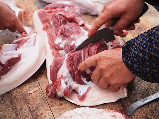 Người bán thịt lợn 10 năm chia sẻ 4 lưu ý khi đi chợ để chọn thịt lợn chuẩn tươi ngon - Ảnh 1.
