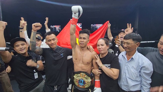 Hạ knock-out đối thủ, Trần Văn Thảo đoạt đai IBA thế giới - Ảnh 2.