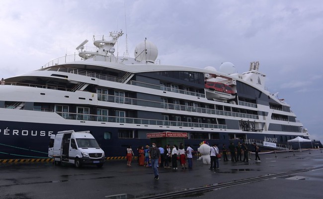 Đoàn khách quốc tế từ siêu du thuyền Le Lapérouse tham quan cố đô Huế  - Ảnh 3.