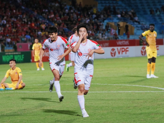 Tiền vệ Nguyễn Hữu Thắng và bàn thắng đánh dấu sự trở lại tại V.League - Ảnh 2.