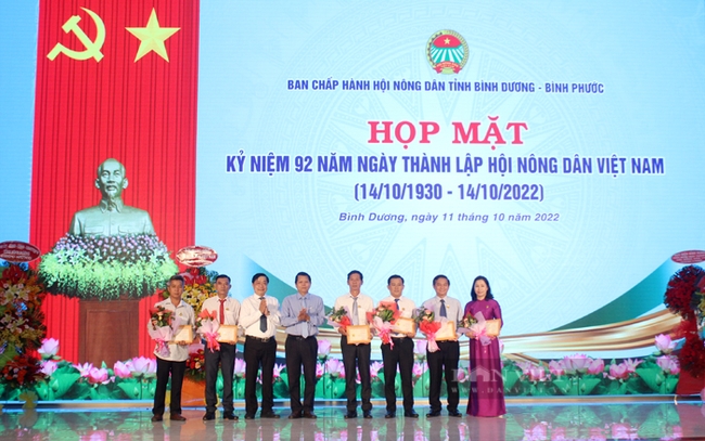 Đại diện Trung ương Hội Nông dân Việt Nam tặng Kỷ niệm chương Vì giai cấp Nông dân Việt Nam  cho các cá nhân có nhiều đóng góp cho tổ chức Hội và giai cấp nông dân trong thời gian qua. Ảnh: Trần Khánh