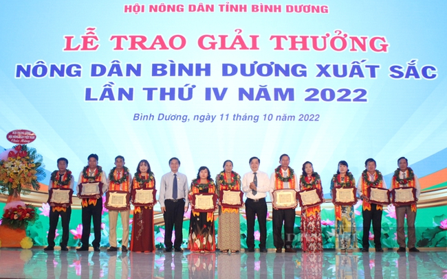 Hội Nông dân tỉnh Bình Dương công bố và trao giải thưởng cho 11 cá nhân đạt giải Nông dân Bình Dương xuất sắc lần thứ IV, năm 2022. Ảnh: Trần Khánh