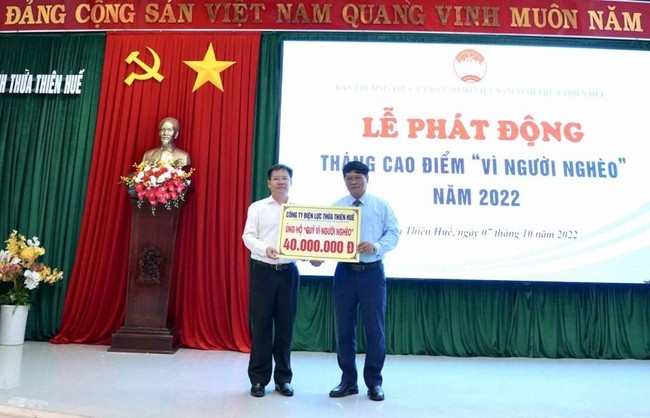 Điện lực Thừa Thiên Huế chung tay ủng hộ Tháng cao điểm &quot;Vì người nghèo&quot; năm 2022 - Ảnh 1.