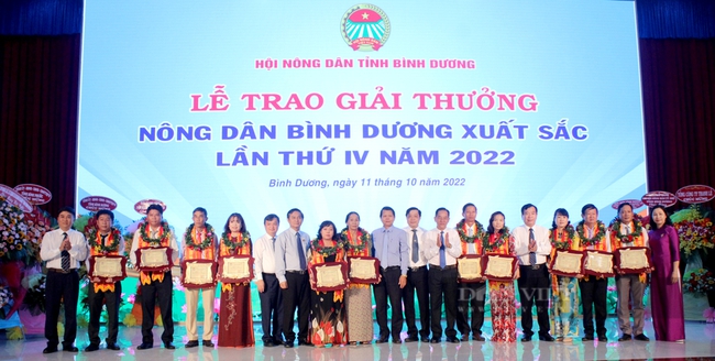 Đại diện Trung ương Hội Nông dân Việt Nam, Tỉnh ủy và Hội Nông dân tỉnh Bình Dương chụp ảnh lưu niệm cùng 11 nông dân Bình Dương xuất sắc lần thứ IV, năm 2022. Ảnh: Nguyên Vỹ