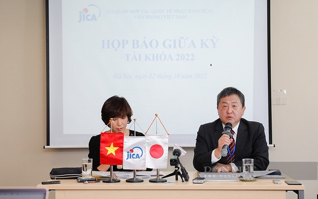 Ông Shimizu Akira - Trưởng Đại diện JICA Việt Nam (phải) phát biểu tại buổi họp báo. Ảnh: PV