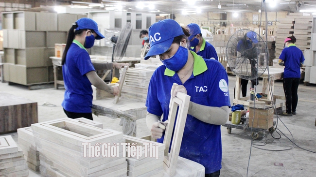 Công nhân chế biến gỗ tại một nhà máy ở TP.Thuận An, Bình Dương. Ảnh: Trần Khánh
