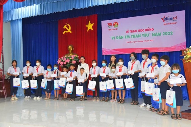 Him Lam Land trao tặng 100 suất học bổng cho học sinh nghèo vượt khó tỉnh Tây Ninh - Ảnh 3.