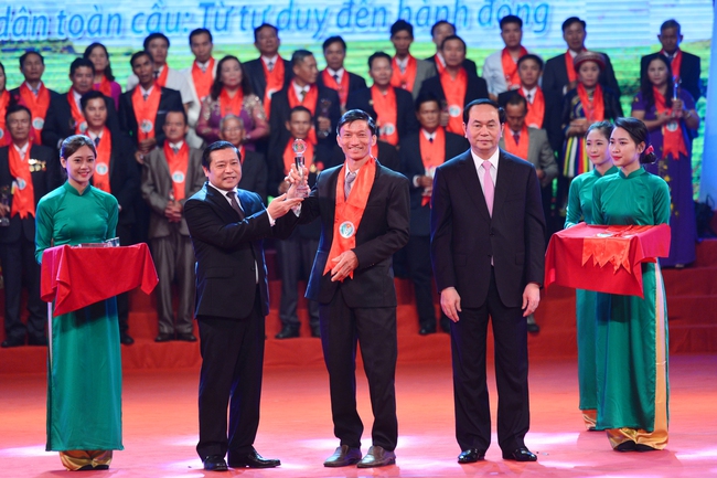 Ông Lại Xuân Môn (trái) trao danh hiệu Nông dân Việt Nam xuất sắc năm 2016
