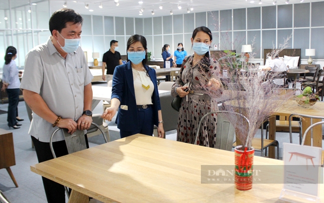 Gian trưng bày sản phẩm gỗ nội thất xuất khẩu của Công ty CP Chế biến Gỗ Thuận An, Bình Dương. Ảnh: Trần Khánh