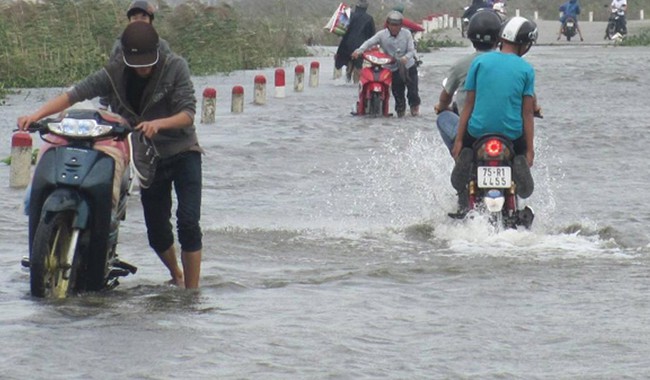 TT-Huế: Thủy điện tăng mức xả lũ lên tối đa 1.500m3/s, học sinh toàn tỉnh nghỉ học - Ảnh 1.