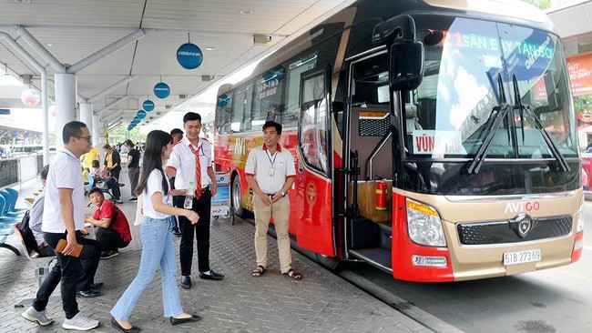 Xử lý tình trạng xe buýt liên tỉnh biến tướng, chặt chém khách tại sân bay Tân Sơn Nhất - Ảnh 1.
