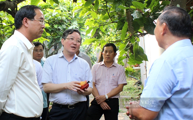 Chủ tịch Trung ương Hội Nông dân Việt Nam Lương Quốc Đoàn (giữa) nhấn mạnh Ý nghĩa của danh hiệu Nông dân Việt Nam xuất sắc còn nằm ở tính nhân văn khi nông dân cùng cuchung tay phát triển cộng đồng và xã hội. Ảnh: Nguyên Vỹ