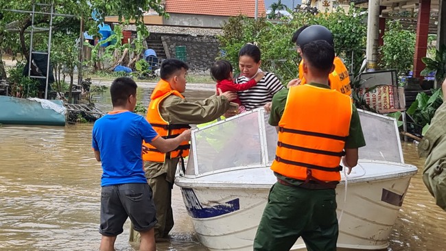 TT-Huế: Thủy điện xả lũ lưu lượng “khủng”, hàng loạt khu vực chìm trong biển nước - Ảnh 1.