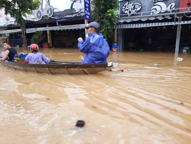 TT-Huế: Thủy điện xả lũ lưu lượng “khủng”, hàng loạt khu vực chìm trong biển nước - Ảnh 6.