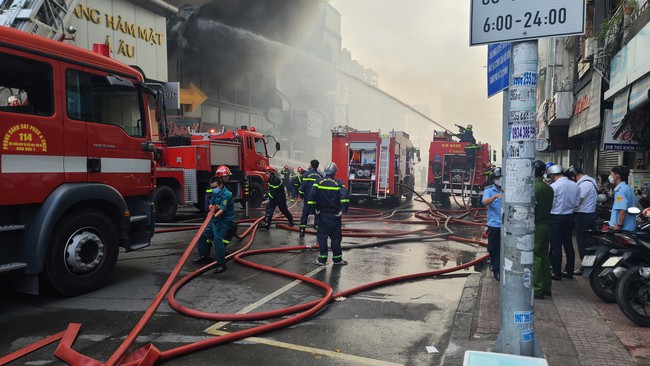 TP.HCM: Đang cháy lớn một quán bar gần chợ Bến Thành - Ảnh 1.