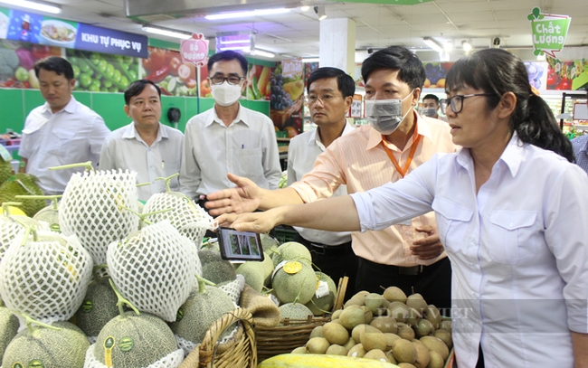 Ban Quản lý An toàn thực phẩm phối hợp Sở NNPTNT kiểm tra an toàn thực phẩm, nguồn gốc xuất xứ tại siêu thị Co.op Mart. Ảnh: Trần Khánh