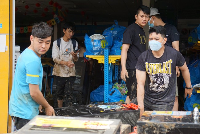 Siêu thị tại Đà Nẵng bị trộm 130 điện thoại vì cho người vào trú mưa ngập - Ảnh 1.