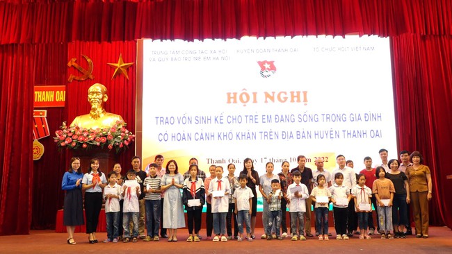 Huyện Đoàn Thanh Oai trao vốn sinh kế cho trẻ em khó khăn - Ảnh 1.