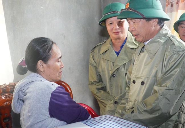 Thăm vùng rốn lũ TT-Huế, Phó Thủ tướng Lê Văn Thành yêu cầu không được để dân đói, rét  - Ảnh 2.