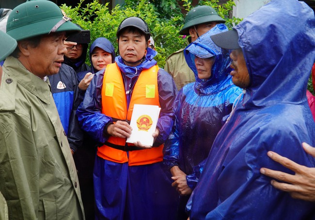 Thăm vùng rốn lũ TT-Huế, Phó Thủ tướng Lê Văn Thành yêu cầu không được để dân đói, rét  - Ảnh 3.