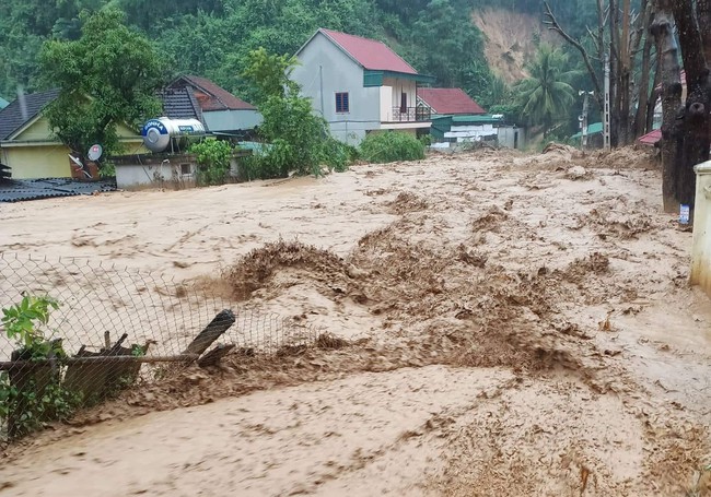 Một người chết, 15 ngôi nhà bị cuốn trôi, 2 xã đang cô lập sau trận lũ quét kinh hoàng  - Ảnh 8.