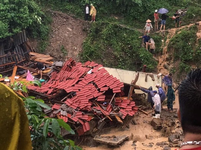 Lũ ống đổ về khủng khiếp cuốn trôi cả nhà, xe ô tô ở huyện miền núi Nghệ An - Ảnh 5.