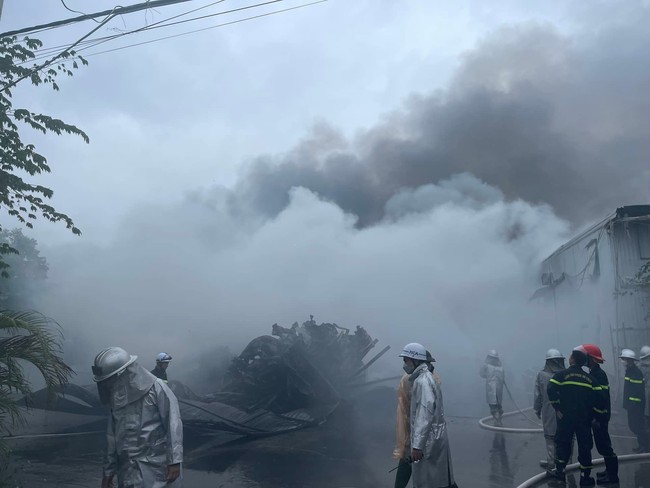 Một người chết trong vụ cháy nhà kho ở quận Hà Đông - Ảnh 3.