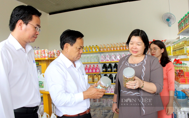 Phó Chủ tịch Trung ương Hội Nông dân Việt Nam Cao Xuân Thu Vân gian hàng giới thiệu sản phẩm nông nghiệp tiêu biểu của Bình Phước. Ảnh: Trần Khánh