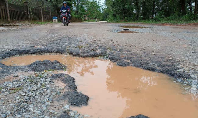 TT-Huế: Đường tan nát gây tai nạn liên tiếp, huyện kiến nghị nhiều lần chưa được khắc phục  - Ảnh 3.