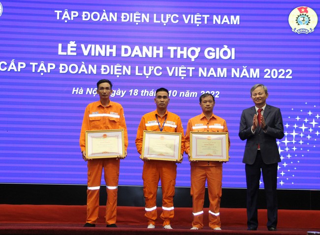 12 công nhân EVNCPC được vinh danh Thợ giỏi cấp EVN năm 2022 - Ảnh 2.