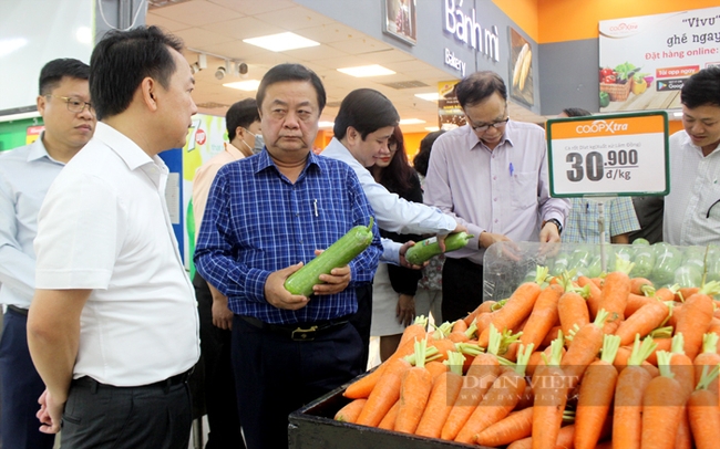 Đoàn công tác của Bộ NNPTNT do Bộ trưởng Lê Minh Hoan dẫn đầu đã có chuyến khảo sát chuỗi cung ứng thực phẩm tại TP.HCM. Ảnh: Trần Khánh