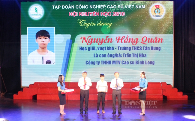 Hội khuyến học của Tập đoàn cao su Việt Nam trao học bỗng cho học sinh học giỏi vượt khó, là  con em của lao động thuộc công ty TNHH MTV Cao su Bình Long. Ảnh: Trần Khánh