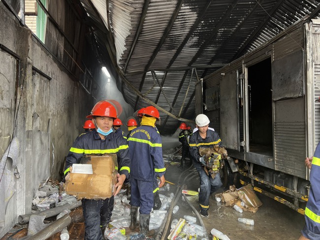 Vụ cháy lớn tại xưởng đồ nhựa ở Đắk Lắk: Huy động hàng trăm cảnh sát chữa cháy dập lửa - Ảnh 1.