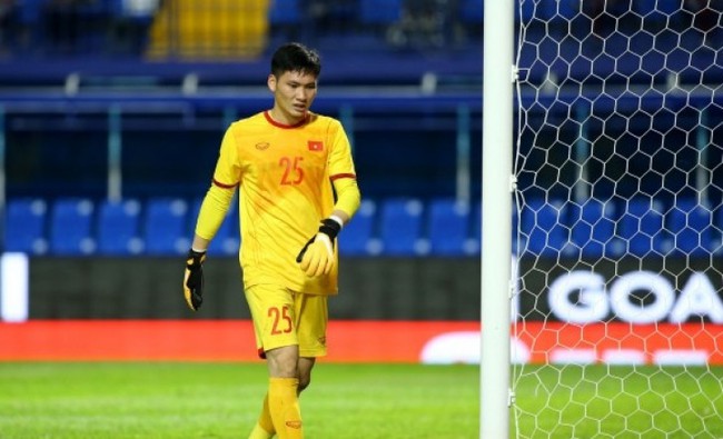 SỐC: Thủ môn U23 Việt Nam bị đánh ở sân Nam Định - Ảnh 1.