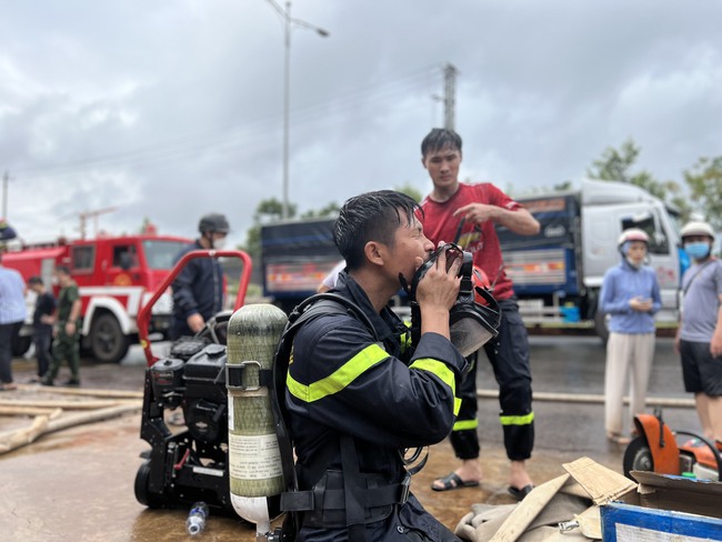 Vụ cháy lớn tại xưởng đồ nhựa ở Đắk Lắk: Huy động hàng trăm cảnh sát chữa cháy dập lửa - Ảnh 3.