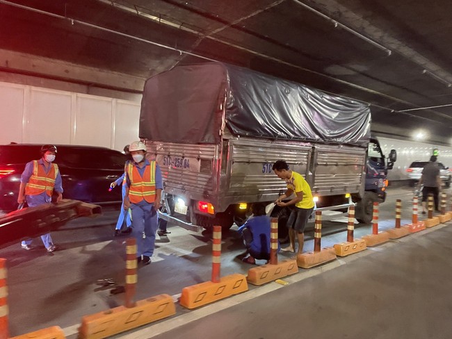 TP.HCM: Xe tải bất ngờ nổ bánh trong hầm song Sài Gòn, giao thông ùn ứ  - Ảnh 1.
