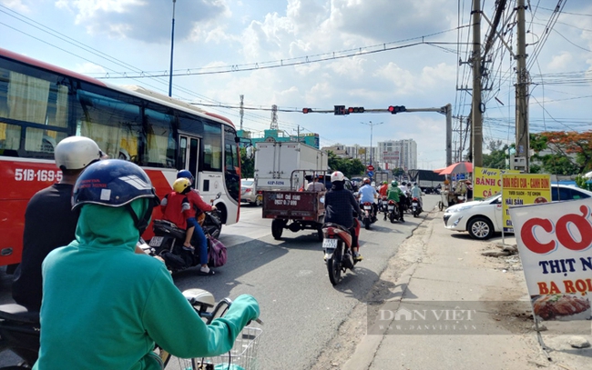 Áp lực giao thông trên tuyến Quốc lộ 13, nối TP.HCM – Bình Dương – Bình Phước. Ảnh: Trần Khánh