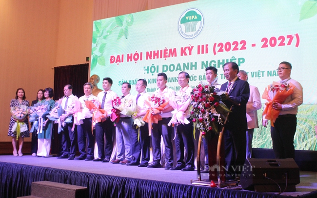 Ra mắt Ban chấp hành và Chủ tịch Hội Doanh nghiệp sản xuất kinh doanh thuốc bảo vệ thực vật nhiệm kỳ III, 2022-2027. Ảnh: Trần Khánh