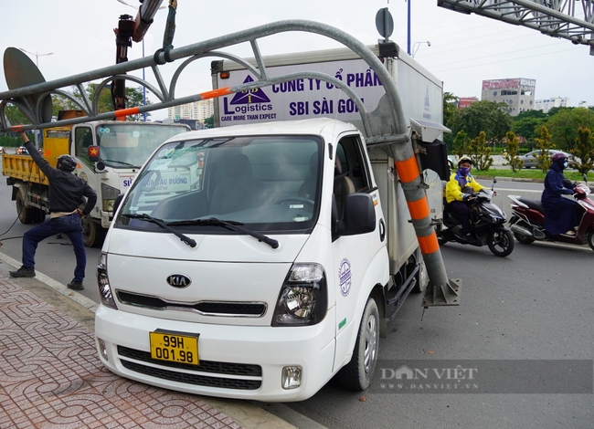 Xe tải di chuyển vào làn đường xe hai bánh tông gãy thanh sắt giới hạn chiều cao dưới chân cầu Sài Gòn - Ảnh 1.