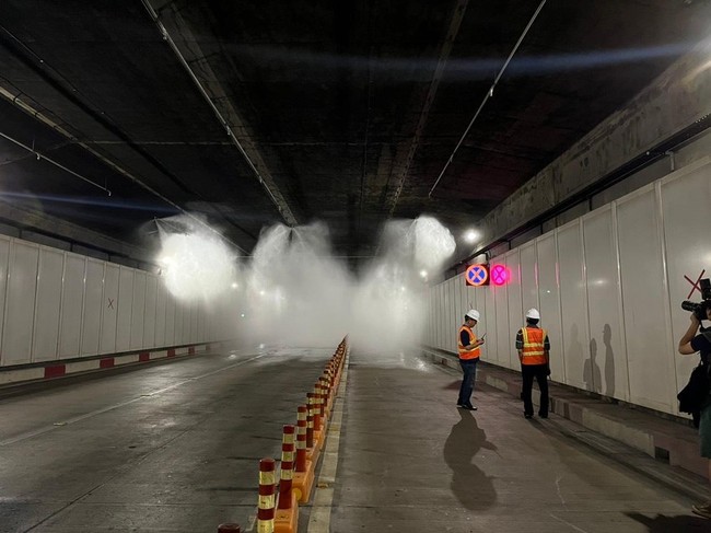 Hầm sông Sài Gòn hoàn thành thử nghiệm hệ thống phun sương chữa cháy - Ảnh 2.