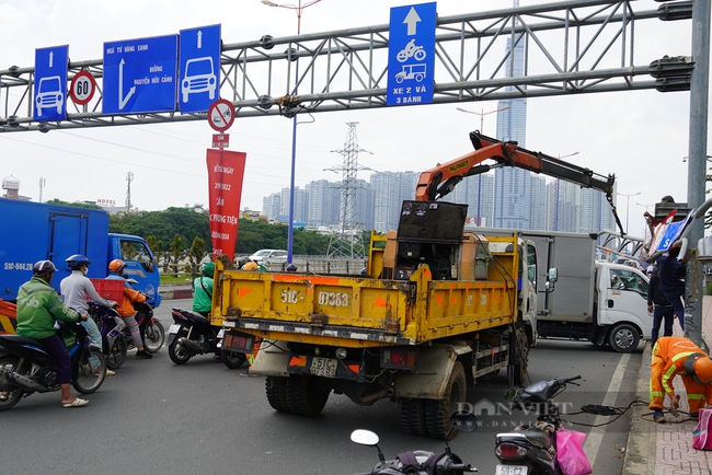 Xe tải di chuyển vào làn đường xe hai bánh tông gãy thanh sắt giới hạn chiều cao dưới chân cầu Sài Gòn - Ảnh 2.
