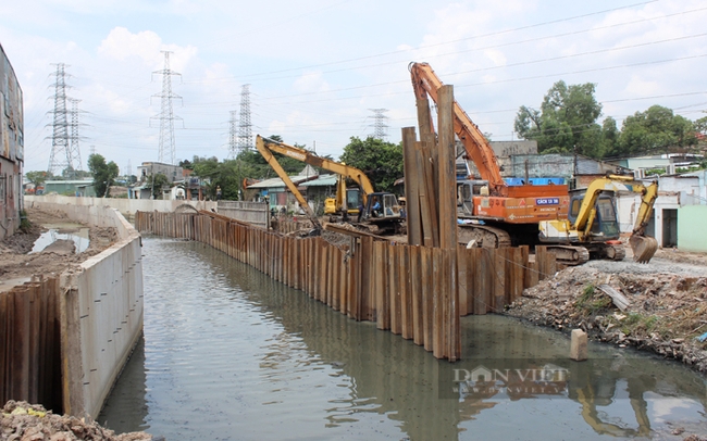 TP.Thuận An nạo vét, sửa chữa tuyến kênh rạch thoát nước đô thị. Ảnh: Trần Khánh