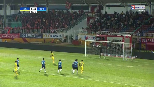 Clip: Công Phượng đá panenka hỏng ăn, HLV Kiaitsak ngán ngẩm - Ảnh 1.