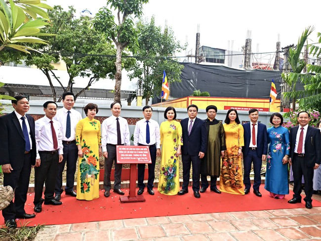Long Biên gắn biển 2 công trình chào mừng kỷ niệm 20 năm thành lập quận - Ảnh 1.
