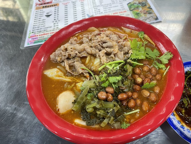 Một tô bún đen chua cay Macao &quot;full topping&quot;.