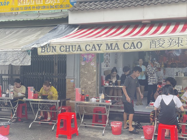 Quán bún chua cay Macao vào một buổi chiều mưa.