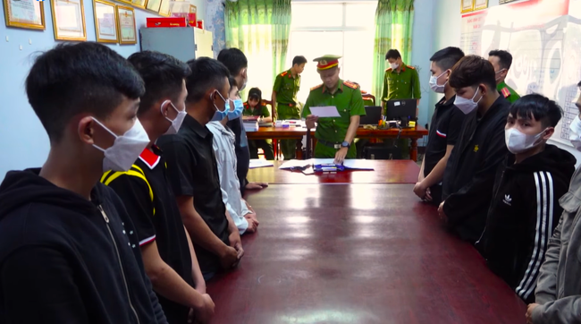 Ninh Thuận: Khởi tố nhóm thanh niên 18-20 tuổi cầm dao đuổi đánh người ở quán cà phê - Ảnh 1.